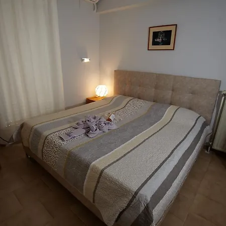 Dionisos Roses Отель